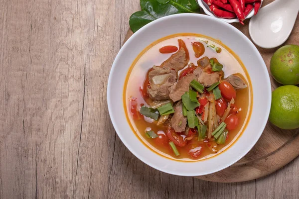 Tom Yum Pork Kıkırdağı, baharatlı ve ekşi Tayland yemeği. Popüler.