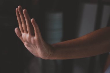 Asyalı kadınların elleri yasaktır. Kasvetli bir tonda, inkar ediyor ve kısıtlama yapıyor..