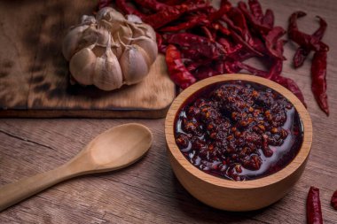 Tahta bir fincanda Tayland baharatlı biber ezmesi (nampnikpao)