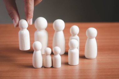 İnsan Kaynakları müdürünün eli ya da işverenin seçtiği el çalışanı. Lider kalabalıktan göze çarpar. İyi bir işçi aranıyor. Talep edilen görevler için uygun.