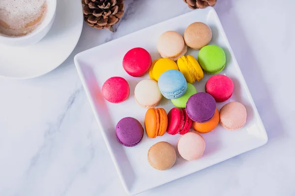 Macarons Coloridos Placa Branca — Fotografia de Stock