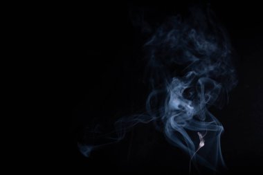 Siyah arkaplanda beyaz duman