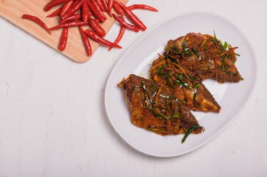 Tayland usulü köri ezmeli kızarmış balık.