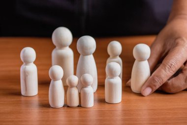 İnsan Kaynakları müdürünün eli ya da işverenin seçtiği el çalışanı. Lider kalabalıktan göze çarpar. İyi bir işçi aranıyor. Talep edilen görevler için uygun.