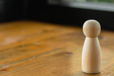 Wooden figure doll 1 piece. The idea of working alone to be successful.