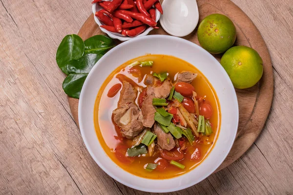 Tom Yum Pork Kıkırdağı, baharatlı ve ekşi Tayland yemeği. Popüler.