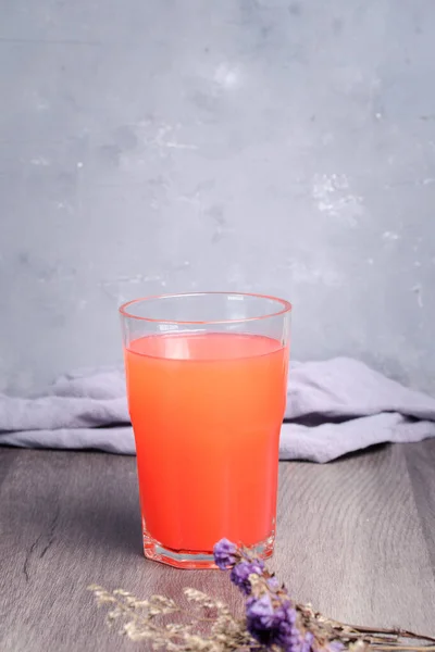 Jus Jeruk Dicampur Dengan Buah Campur Dalam Gelas Yang Jernih — Stok Foto