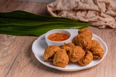 Tatlı ve Baharatlı Soslu Çıtır Balık Topları