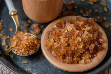 Büyük kaya şekeri esmer şekerden yapılır..