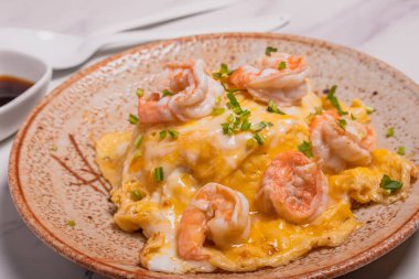 Balık soslu karidesli kremalı omlet, Tayland usulü.