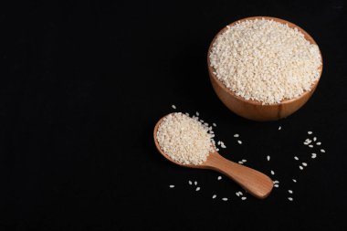 siyah arka plan üzerine beyaz susam