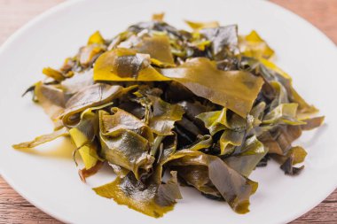 wakame deniz yosunu beyaz tabakta, Japon yosunu pişirmek için