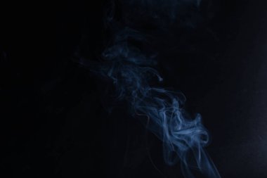 Siyah arkaplanda beyaz duman