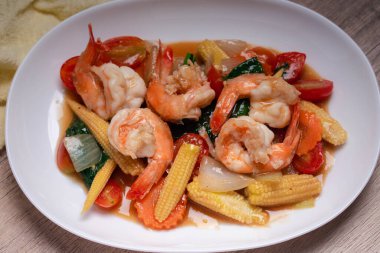 Kızarmış karidesle karışık sebze. Beyaz tabakta, sağlıklı yiyecek konsepti..