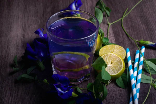 Butterfly Pea Lemon Juice Healthy Drinks Dark Tones — ストック写真