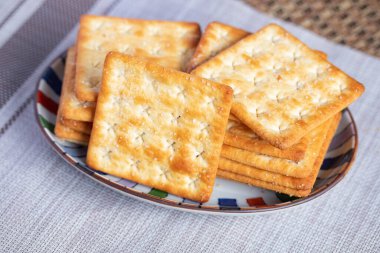 Kupada bir yığın kuru, ince kraker. Doğal ışık.