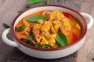 Yayın balığı Curry. Karanlık arka planda Tayland yemeği. Geleneksel gıda konsepti. Üst Görünüm, Düz Yatay, Uzayı Kopyala