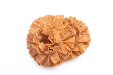 Beyaz arka planda Tayland bal peteği kurabiyeleri