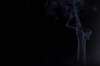 Siyah arkaplanda beyaz duman