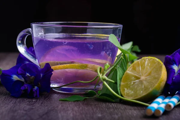 Butterfly Pea Lemon Juice Healthy Drinks Dark Tones — ストック写真