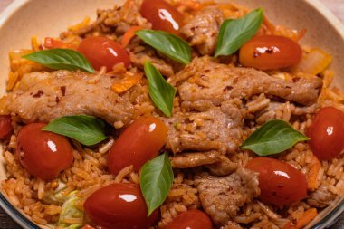 Acı biberli pilav ve domuz eti. Tayland baharatlı yemekleri..