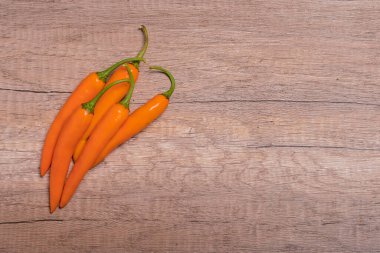 Ahşap zemin üzerinde turuncu kapsül