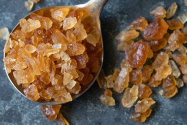 Büyük kaya şekeri esmer şekerden yapılır..