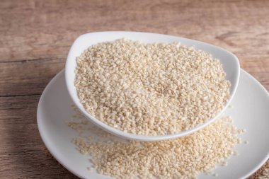 beyaz susam beyaz seramik bardak ahşap zemin üzerinde