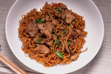 Baharatlı Kızarmış Anında Pork ve Fesleğenli Şehriye (Pad Kee Mao)