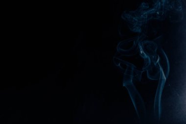 Siyah arkaplanda beyaz duman