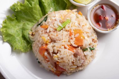 Mayalanmış domuz sosisi yumurta ve biberle kızartılmış.