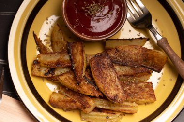 Salt-grilled potatoes with tomato sauce. Fast food restaurant