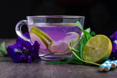 Kelebek bezelyesi ve limon suyu, sağlıklı içecekler. Koyu tonlar