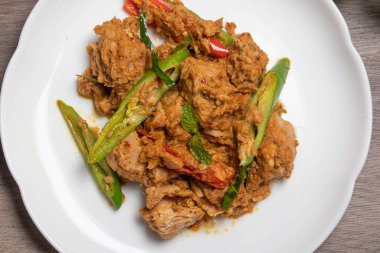 Kızarmış ton balığını acı biber ve baharatlı Tayland yemeğiyle karıştır.