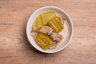 Domuz kemiğiyle haşlanmış acı kabak. Temiz çorba..