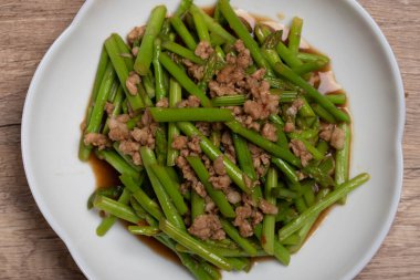 Kızarmış kuşkonmaz ve domuz eti.