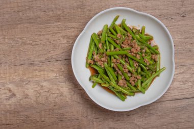 Kızarmış kuşkonmaz ve domuz eti.