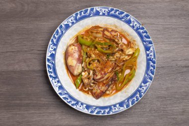 Kızarmış mürekkep balığı pastırması. Tayland yemeği.