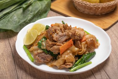 Soya soslu pilavlı erişte ve domuz eti.