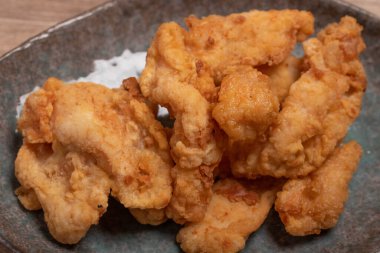 Fırında tavuk fileto ve hamuru. Lezzetli gevrek, doyurucu et aperatifi. Seramik bir tabakta..