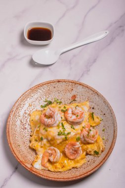 Balık soslu karidesli kremalı omlet, Tayland usulü.