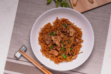 Baharatlı Kızarmış Anında Pork ve Fesleğenli Şehriye (Pad Kee Mao)