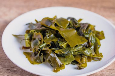 wakame deniz yosunu beyaz tabakta, Japon yosunu pişirmek için