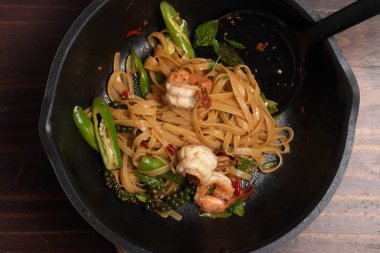 Karidesli kızarmış makarna. Arka plan koyu renk, üst manzara.