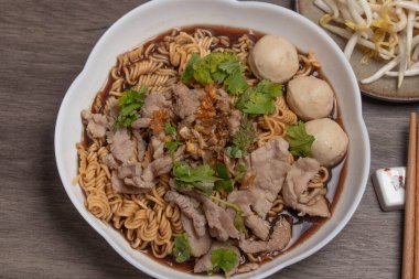 Anında Erişte, Erişte, Nam Tok Moo.Beyaz kasede Tayland yemeğidir.