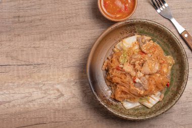 Kurutulmuş sukiyaki, domuz eti ve vermicelli erişte, sebze.