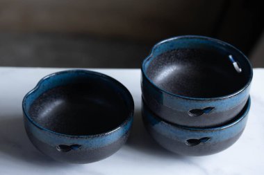 Japon kâseleri ve kâseleri modern bir şekilde dizilmiş..