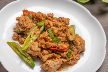 Kızarmış ton balığını acı biber ve baharatlı Tayland yemeğiyle karıştır.