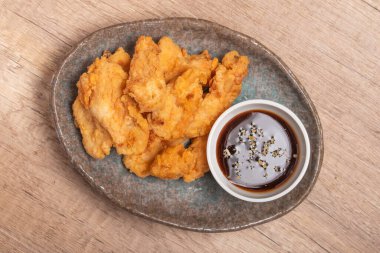 Fırında tavuk fileto ve hamuru. Lezzetli gevrek, doyurucu et aperatifi. Seramik bir tabakta..