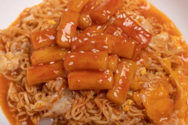 Baharatlı Kore yemeği tteokbokki hazır şehriye.